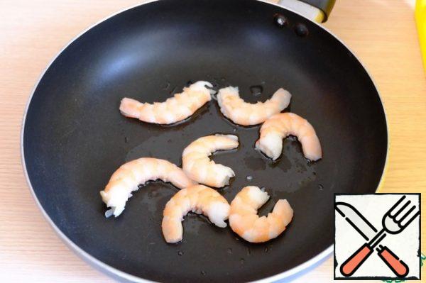 Add 1 tablespoon of vegetable oil to the pan, add the shrimp. Fry the shrimp over medium heat for 6-8 minutes.