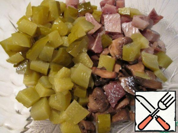 Cucumbers cut into cubes, onions finely chopped, combine all the ingredients. Add pepper. I did not salt the salad, there are enough salty ingredients in it.
