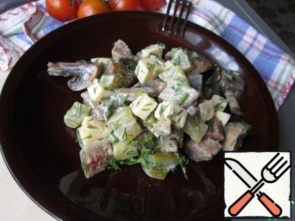 Add chopped dill, drizzle with olive oil and serve. You can fill the salad with sour cream.