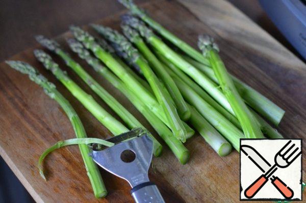 Peel the asparagus. Cut off the hard part of the asparagus at the end.