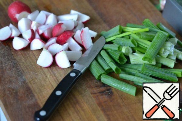 Cut the green onion into large pieces.
Wash the radish and cut it into quarters.
