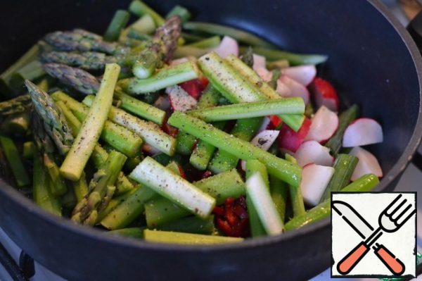 Heat the sunflower oil in a frying pan.
Fry the vegetables over medium heat until soft.
Salt. gently mix.
Add the butter at the end.
Remove from heat.