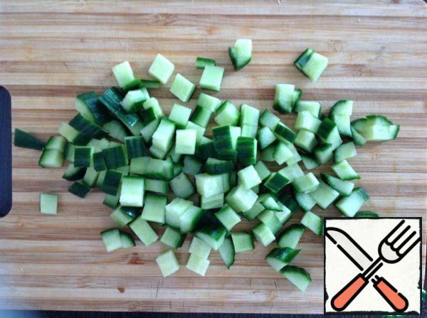 Wash cucumbers and cut into cubes.