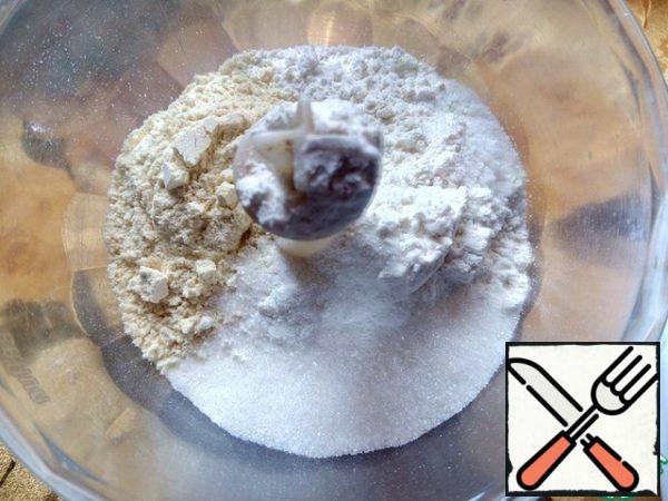In the bowl of a blender, pour the wheat and corn flour, add salt and sugar, turn on for a few seconds to mix the ingredients.