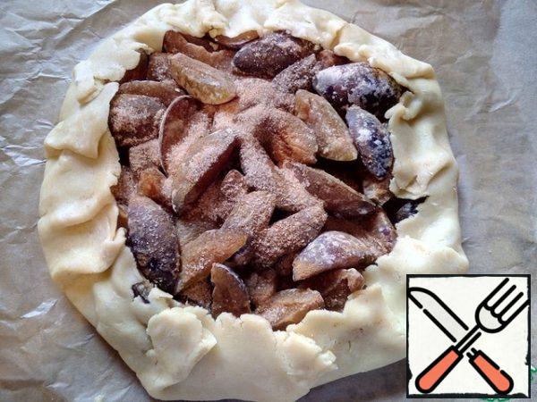 Wrap the edges of the dough in a circle (straight with paper, then carefully unscrew it), then lubricate them with yolk, whipped with 1 tsp of water (I did not lubricate).
Bake in an oven preheated to 180 ° C for 35-45 minutes, until the dough is browned and the filling begins to bubble.
