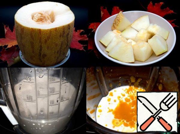 Poured yogurt, cream, and nectar into a blender. Instead of yogurt, you can use juice or nectar. Bananas are a must. Instead of melon, you can use any berries or fruit. Coconut cream, not milk, is very complementary to the taste of smoothies.
Melon peeled from the crust and cut into small
slices.