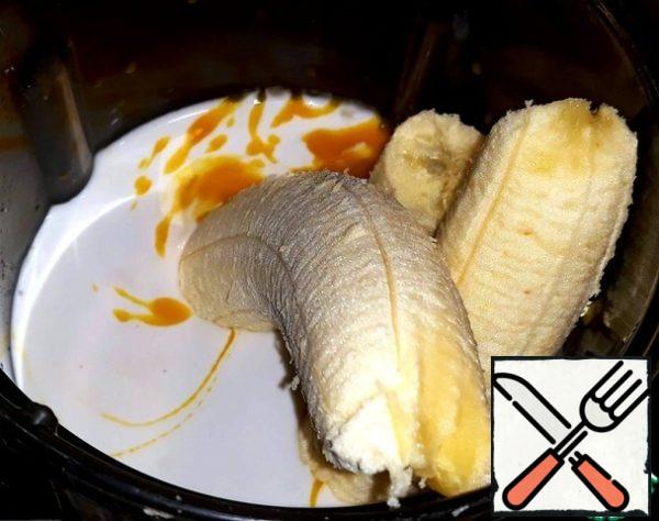 In a blender put peeled bananas.