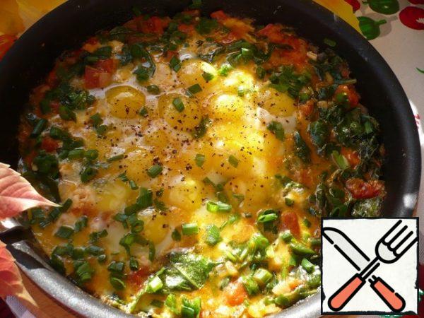 When the spinach is reduced in size, break the quail eggs directly on it. Ready scrambled eggs, pepper and salt to taste. Bon appetit!