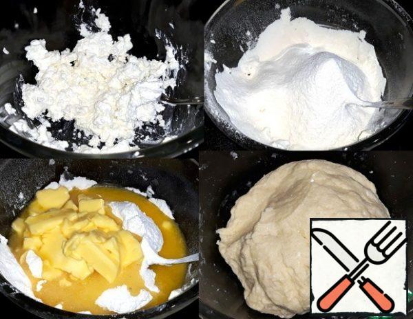 Put the ricotta and mashed potatoes in a bowl,
break the eggs, add sugar, vanilla sugar,
salt and mix the filling.
Put the circles cut out of parchment paper into the mold, on the bottom of the cells. Form the cells, greased with oil, and put
the dough in them. Divide each sheet of dough into two
parts, roll out a little with a rolling pin so that the dough becomes thinner, and arrange it into cells. The edges lifted
and filled the dough with stuffing. Mix sour
cream with flour, powdered sugar and spread it over
the filling.
