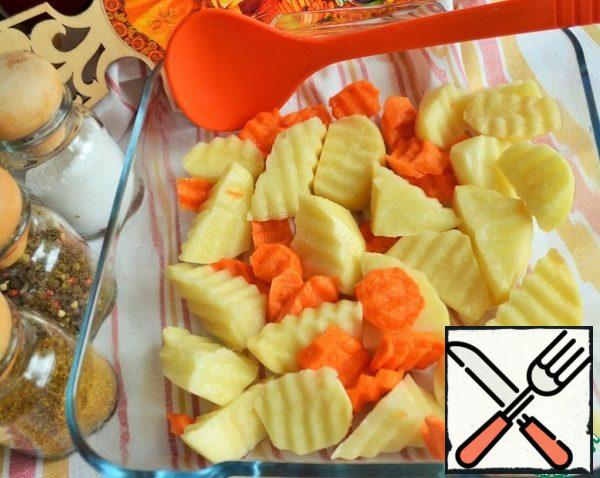 Cut potatoes and carrots, put them in a heat-resistant mold,
add salt.
