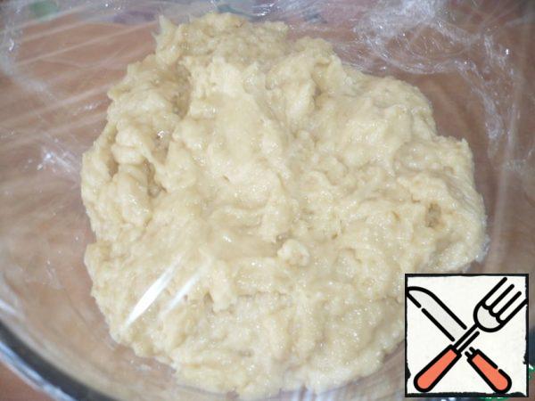 Cover the dough with cling film and put it in a warm place for 30 minutes.
