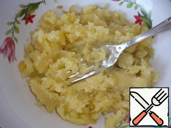 Then peel the potatoes and mash into a puree.