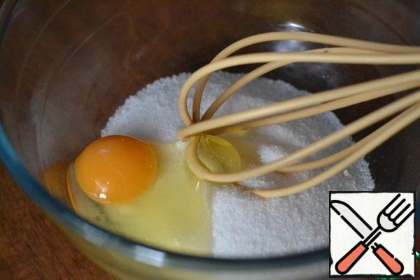 Beat the egg and sugar in a bowl.
