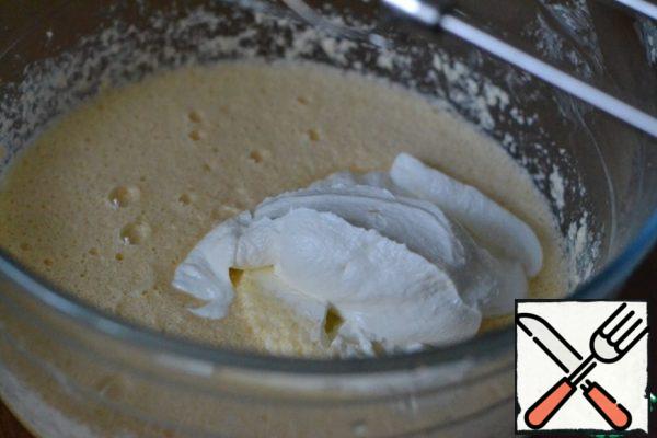 In a separate bowl, mix the butter and sugar.
Add one egg at a time. The whip.
Add sour cream, beat.
