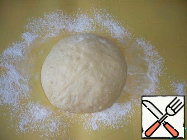 After 30 minutes, knead the dough, put it on a floured table and immediately roll it into a ball.
