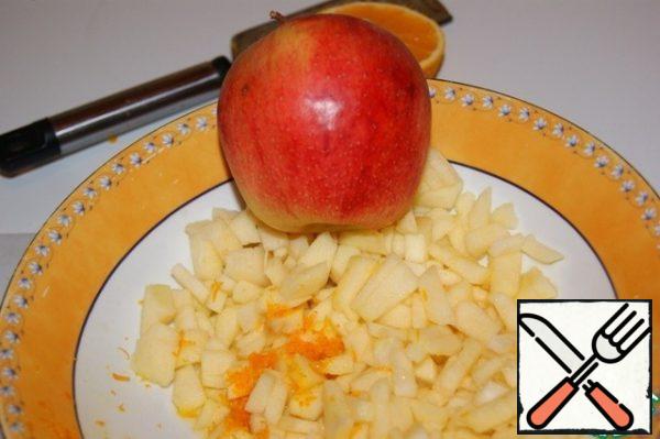 Preheat the oven to 175 °C.
Peel the apples and cut them into very small pieces, add the zest and juice.
