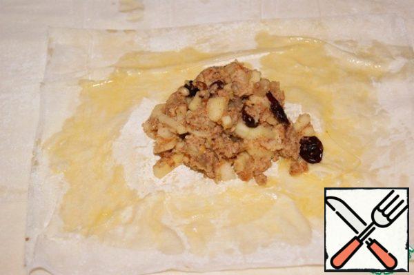 Grease with butter and fold in four. Again lubricate oils and to Deposit in the center of the 2 full tablespoons fillings.