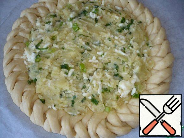 Put the potato filling on the dough and spread it evenly over the pie.