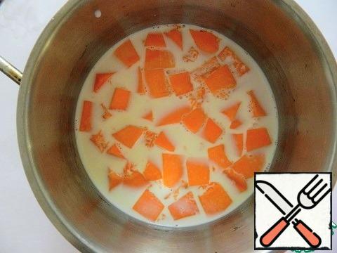 Pumpkin to clear, cut small cubes, inject a glass of milk (200 ml), boil until willingness on a small fire 10-15min.