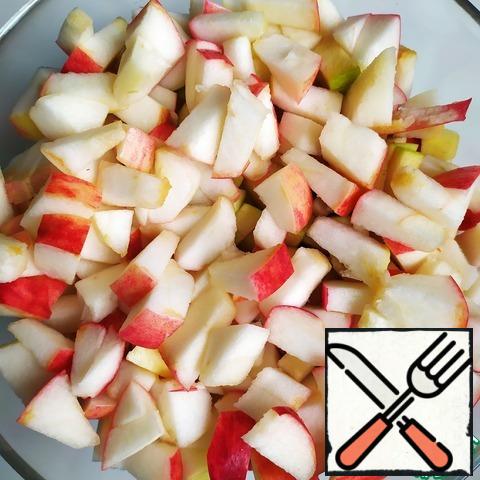 First of all, make the filling. Apples cut into small pieces and mix with sugar.