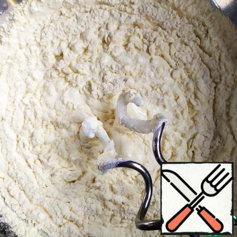 Then proceed to the dough. In a large bowl, combine the sour cream, baking powder, melted butter, salt, sugar and mix everything. Then gradually add the flour. And at the end add vegetable oil. And knead the dough.