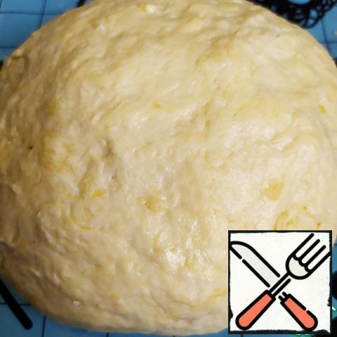 The dough should be elastic, soft. You can't leave him. Divide the dough into 2 parts, one smaller, the other more.