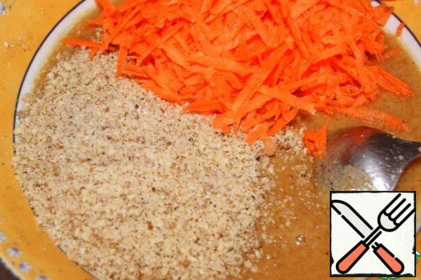 Preheat the oven to 175* C. the Bottom of the form with a diameter of 18 cm cover with baking paper, oil and powder with flour.
Mix flour, sugar, cinnamon, salt and baking soda. Add the butter and melted butter, then add the whipped eggs and stir. Add grated carrots and chopped nuts.