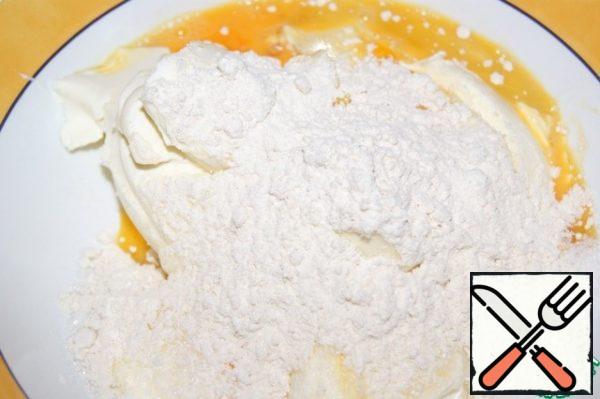 In a container, place the cream cheese, sour cream, sugar, flour, vanilla and beaten egg with a fork.