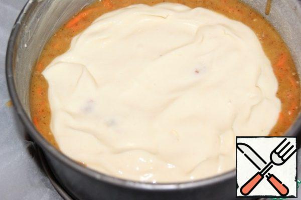Pour 2/3 of the carrot cake batter into the prepared pan and smooth with a spatula. Pour 1/3 of the cheese mixture on top of the carrot cake batter, backing away from the rim by 1.5 cm.