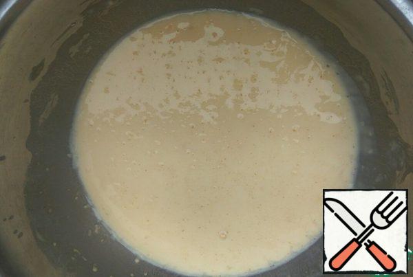 Prepare a decoction.
In warm milk, dissolve yeast, sugar and 100 g of flour. Leave in a warm place for 15 minutes.
