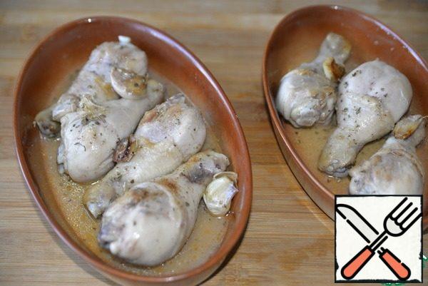 Transfer the shins to a baking dish or leave them in a frying pan in which they were fried and can be baked. Sprinkle with "Provencal herbs" and pour over dry white wine. Cover with foil. We put it in a preheated oven to 200 degrees. Bake for 15 minutes.
