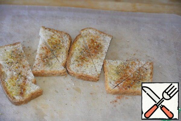 Bread cut 1.5 cm thick, you can take a loaf. Cut the slices into triangles, sprinkle with olive oil, sprinkle with garlic powder, paprika and "Provencal herbs".