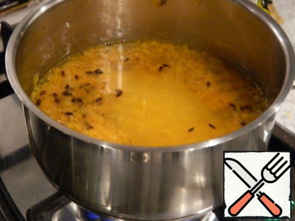 Pomace pour water, boil, add sugar, stir, strain the drink through a sieve.