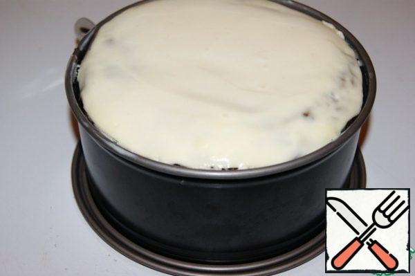 Just before serving, reheat the oven to 175 degrees. Mix the sour cream and sugar thoroughly with a whisk, then pour over the cheesecake and smooth with a spatula. Put in the oven and bake for six minutes. Remove the cheesecake from the oven and let it cool for 10 minutes. To release from mold.