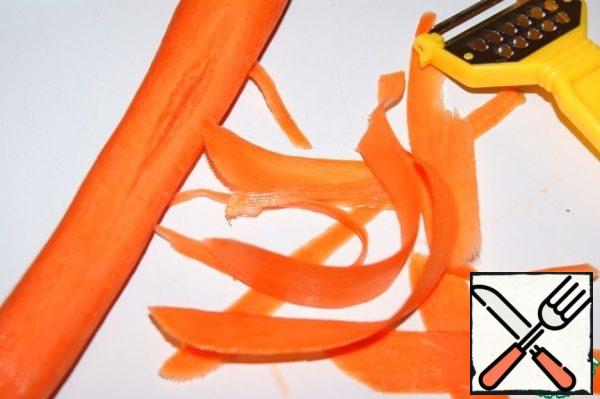 Cut the carrots into thin strips.
