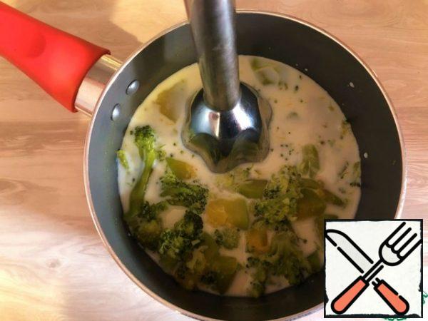 Add the milk to the vegetables and grind with a blender.
