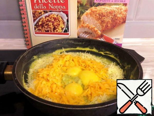 In the vegetable puree, add the yolks, cheddar cheese and part of the parmesan. Stir until smooth.
