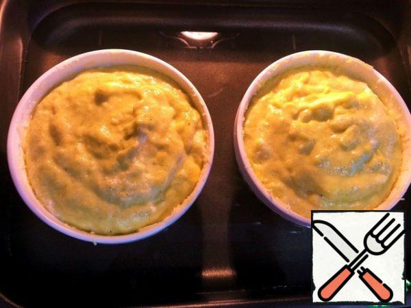 Divide the puree into the whipped whites. Place the molds on a baking sheet, adding hot water to them so that the water reaches the middle of the height of the molds. Preheat the oven to 180 degrees. Bake for 25-30 minutes until light golden brown.
