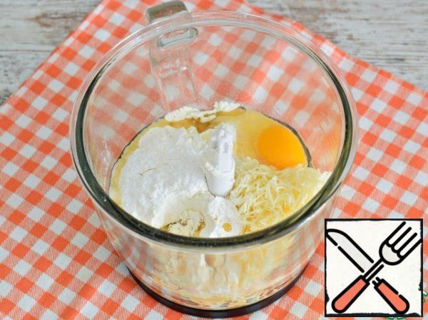 In the bowl of a food processor or chopper, beat the egg (C 2), pour the flour sifted and mixed with baking powder, add the cheese grated on a fine grater and pour corn (sunflower refined) oil. Cheese can be replaced with semi-hard cheese.
