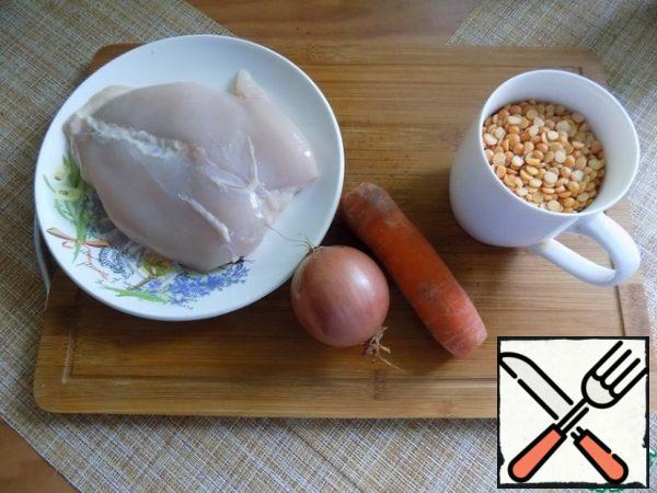 Cook for the soup broth. I'll take the chicken breast. Pour water into a saucepan, put on the stove, spread the meat. When the water starts to boil, remove the foam.