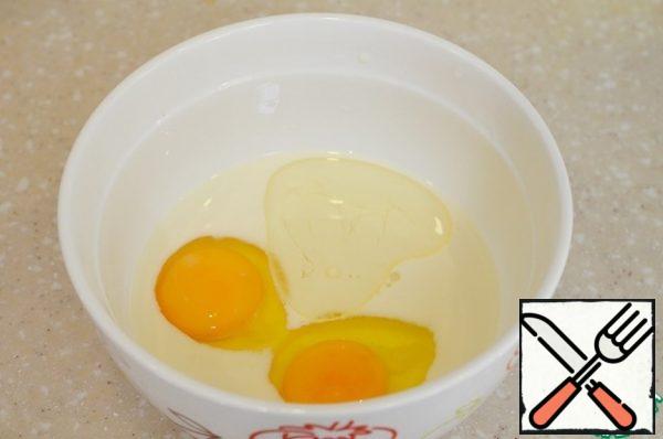 Beat the egg with milk.

