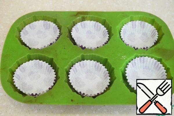 In the form for cupcakes insert paper forms or just grease them with butter. Pour in the dough and bake in a preheated 180 degree oven for about 35 minutes.
