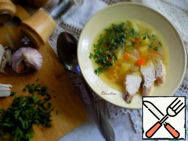Serve soup. Pour on plates, add pieces of boiled meat, chopped herbs and garlic, also chopped fresh. You can also pour a little into a plate of fragrant unrefined oil.