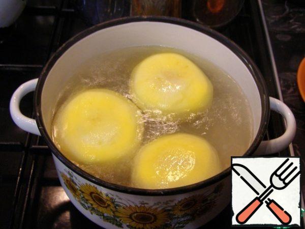 Lower the turnips into salted boiling water (1 liter of water take 1 tablespoon of salt) and cook until soft, about 20 minutes. Then rinse with cold water and leave to cool, but not until the end. Do not be afraid of an unpleasant smell when cooking: in the finished turnip it is no longer.