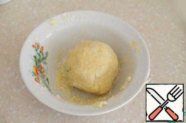 Quickly knead the dough, roll into a ball, wrap in cling film and refrigerate for 30 minutes.