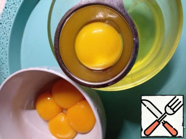 Separate the whites from the yolks. I have such a device. We postpone egg whites, we won't need them in cupcakes.
Sift the flour with baking powder and add salt.
