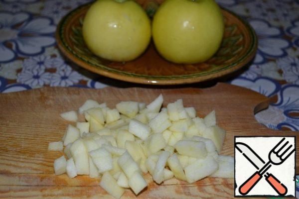 First, prepare the filling: apples clear of the middle and peel, cut into cubes.