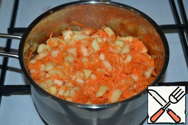 Stir the carrots with the apples and cook for 10 minutes on low heat, stirring occasionally.