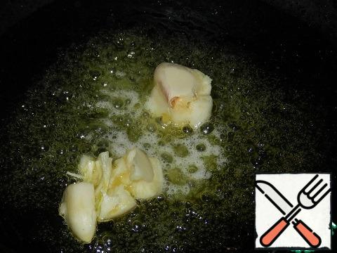 In a frying pan, heat the olive oil, add the butter and crushed garlic cloves, fry them a little, remove from heat, cover and let stand for a couple of minutes. Oil strain or simply neatly to remove garlic.