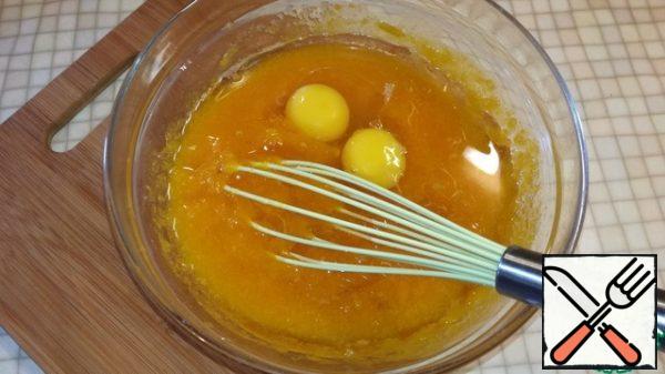 Add eggs, vegetable oil and vanilla essence. Stir.